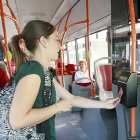 Una viajera pasa su tarjeta en el lector para utilizar el autobús urbano.-RAÚL G. OCHOA