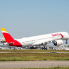 Un avión de Iberia en pleno despegue.-EFE