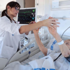 La doctora Bravo atiende a una paciente.-ISRAEL L. MURILLO