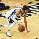 Ricky Rubio, en plena acción ante los Lakers.-CRAIG LASSIG / EFE