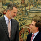 Felipe VI y el alcalde de Madrid, José Luis Martínez-Almeida, durante la audiencia celebrada esta miércoles en el Palacio de La Zarzuela.-J.J.GUILLÉN (EFE)