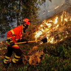 Un bombero trabaja en la escena de un incendio forestal cerca de la aldea de Cioga do campo, Cantanhede, Coimbra, Portugal.-EFE