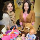 Raquel García y Ainhoa Fernández,  dos de las responsables de la campaña, posan junto al aguno de los juguetes recogidos.-ISRAEL L. MURILLO