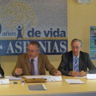 El presidente de Aspanias Burgos (izq) y el de Fundación Aspanias (dcha), junto al alcalde de Villadiego (centro) durante la firma-ECB