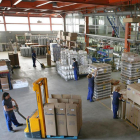 Imagen de trabajadores en una fábrica.-ISRAEL L. MURILLO