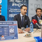 El presidente del San Pablo Burgos, Félix Sancho, presenta la campaña junto a los representantes del BancoSabadell, Francisco Javier Illana y Eduardo Currás.-SANTI OTERO