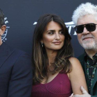 Antonio Banderas, Penélope Cruz y Pedro Almodóvar, en Cannes, esta semana.-AP / PETROS GIANNAKOURIS