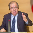 Herrera marca los tiempos, en su gesto con la mano derecha, en la comparecencia.-Pablo Requejo