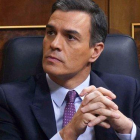 Pedro Sánchez, en su escaño del Congreso.-DAVID CASTRO