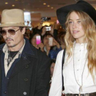 Johnny Depp y su novia, Amber Heard, este jueves en Tokio, a donde el actor ha viajado desde Australia para promocionar su última película, 'Mortdecai'.-Foto: AP / SHIZUO KAMBAYASHI