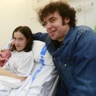 Carolina y César posan con su hija, Lidia, la primera bebé del año en Burgos, horas después de su nacimiento.-RAÚL OCHOA