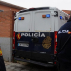 Un furgón policial traslada a los jugadores de la Arandina detenidos por la violación.-PACO SANTAMARÍA