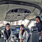 La comandante Sharifah Czarena (izquierda), junto a las oficiales Nadiah (centro) y Sariana, antes de despegar hacia Arabia Saudí.-INSTAGRAM / BRUNEI AIRLINES