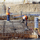 Dos trabajadores en plena labor en una obra, en una imagen de archivo.-EL MUNDO