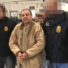 El Chapo Guzmán custodiado por dos policías en Nueva York.-INTERIOR MINISTRY OF MEXICO