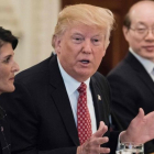 Trump (centro), junto a la embajadora de EEUU en la ONU, Nikki Haley, y su homólogo chino, Liu Jieyi, en una comida de trabajo, en la Casa Blanca, el 24 de abril.-AFP / BRENDAN SMIALOWSKI