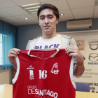 Aitor Alberdi posa con la camiseta del Basket Burgos-Raúl G. Ochoa