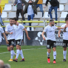 Los jugadores del Burgos celebran el gol de Juanma frente a la Cultural. TOMÁS ALONSO