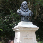Casilda González con su libro, apoyado en el monumento a Cervantes de La Isla.-