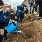 Alumnos del Liceo Castilla realizan la plantación de árboles en el nuevo espacio del colegio. SANTI OTERO
