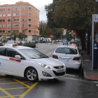 Un taxi encara el cruce desde la avenida del Cid al pasaje de Radio Popular.-SANTI OTERO