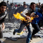 Un refugiado Sirio se quema a lo bonzo en protesta por el cierre de las fronteras en el campamento de Idomeni (Grecia).-ANDREJ ISAKOVIC