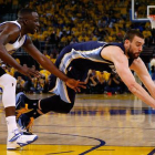 Marc Gasol y Draymond Green luchan por un balón en el partido que ha enfrentado a los Grizzlies y los Warriors en Oakland.-Foto: AFP / EZRA SHAW