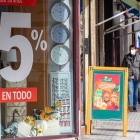 Una mujer mira un letrero en una zona comercial del barrio de Los Vadillos en la capital burgalesa. SANTI OTERO