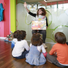 Varios alumnos escuchan a su profesora en una de las aulas de Kids&Us.-RAÚL G. OCHOA