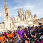 El pelotón espera la salida a los pies de la Catedral en la reciente Vuelta a Burgos. SANTI OTERO