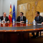 El ministro Juan Ignacio Zoido reunido con el presidente del Gobierno, Mariano Rajoy, para informarle de la decisión de la mesa de evaluación.-EFE MONCLOA