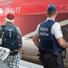 Un policía belga un tren Thalys en una estación de Bruselas.-Foto: AP / FRANCOIS WALSCHAERTS
