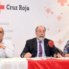 A la izquierda Ignacio Angulo, acompañado de Arturo Almansa y de la secretaria provincial de Cruz Roja, Concha Pérez.-SANTI OTERO