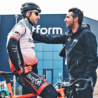 Diego Rubio dialoga con José Cabedo antes del comienzo de una carrera esta temporada.-
