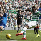 Moussa Dembele, del Celtic, dispara a gol durante el derbi de Glasgow contra el Rangers.-REUTERS / RUSSELL CHEYNE