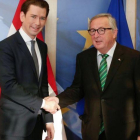 Jean-Claude Juncker saluda al canciller austriaco Sebastian Kurz, en Bruselas-ARIS OIKONOMOU (AFP)