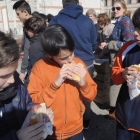 Tres niños comen con apetito la merienda más solidaria del año.-ISRAEL L. MURILLO