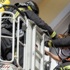 Los Bomberos durante un rescate en una vivienda. ISRAEL L. MURILLO