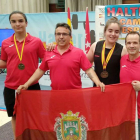 Sergio Fernández y Rocío Martínez posan con sus medallas-ECB