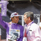 César Rico en el podio junto al vencedor de la Vuelta a Burgos-Santi Otero