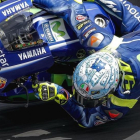 El italiano Valentino Rossi luce su Tavullia totalmente nevada en el casco que lleva en los test de Malasia.-MOVISTAR-YAMAHA MEDIA