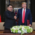 El presidente estadounidense, Donald Trump, y el líder norcoreano,  Kim Jong-un,  se estrechan la mano tras firmar una declaracion conjunta.-EFE