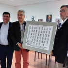 Pérez Ortega, Manso, Mariscal, De la Fuente y Fernández posan con la orla de la primera generación.-ECB
