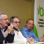 Ángel Martín (c), José Antonio Ortega Lara (izq), y el coordinador local de VOX de Salas Ángel Martínez (dch).-ICAL