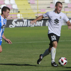 Madrazo conduce un balón en el choque del pasado fin de semana ante el Fabril.-Raúl G. Ochoa
