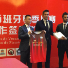 Albano Martínez y Jaime Ruiz posan tras firmar enChina el nuevo acuerdo de colaboración.-SAN PABLO BURGOS