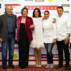Isabel Gemio acompañada de Joan Manel Serrat, Estrella Morente y el equipo de chefs-