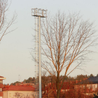Una de las nuevas torres de iluminación del campo de rugby está situada delante de la futura grada e invade el campo visual de los espectadores.-RAÚL OCHOA