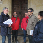 Miembros de la coordinadora entregando ayer  las últimas firmas.-E. M.