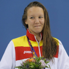 La española Marina Castro Atalaya posa en el podio tras haber conseguido la medalla de bronce en la prueba de 800 metros libres de natación.-Foto: EFE